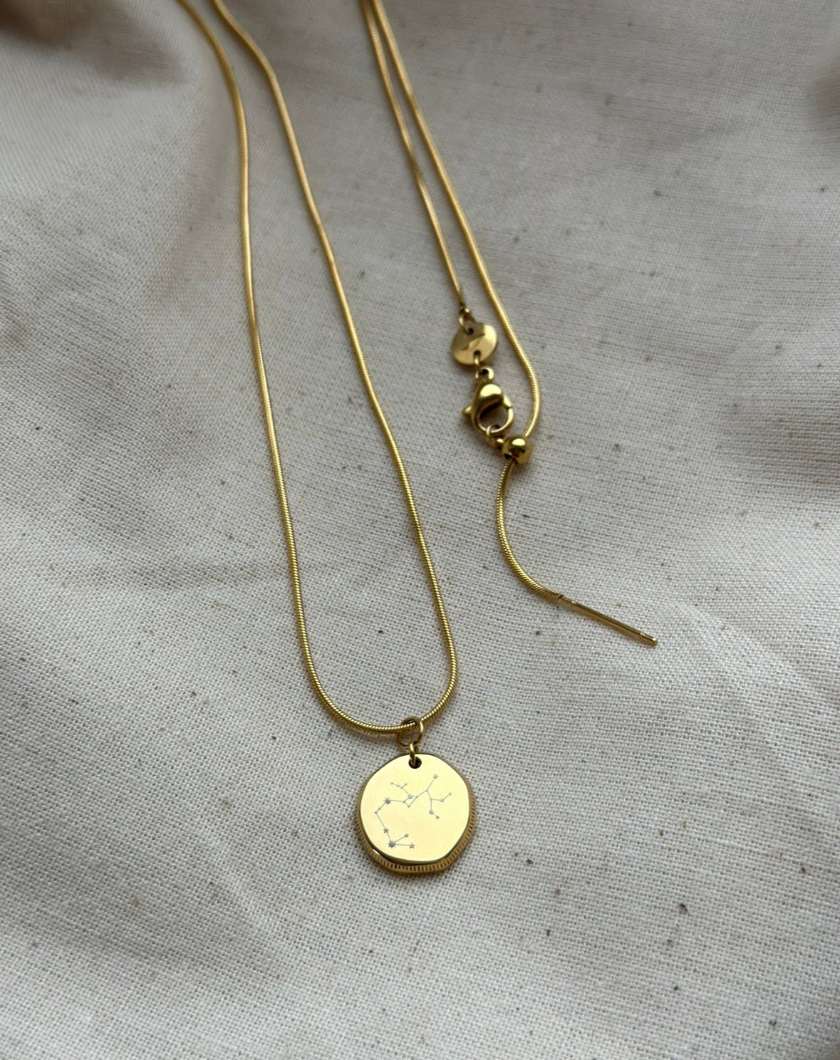 Zodiac Necklace mit personalisierter Gravur - caliorjewelry